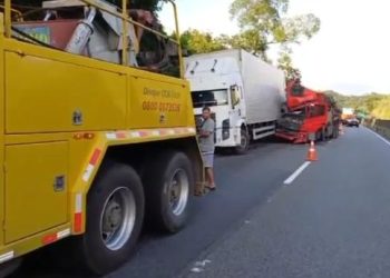 Engavetamento entre quatro caminhões deixa uma vítima fatal na Dutra, em Piraí