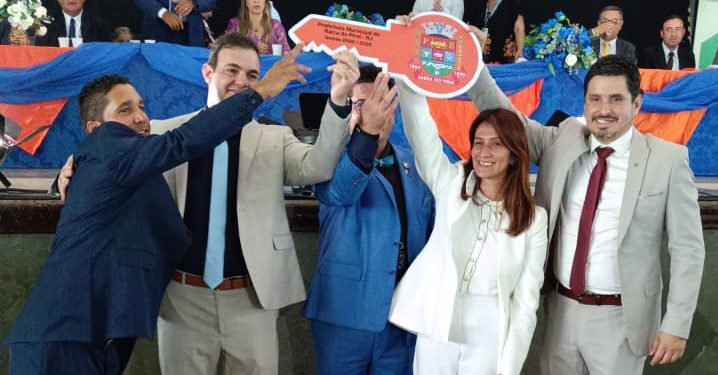 Kátia Miki toma posse como primeira prefeita de Barra do Piraí