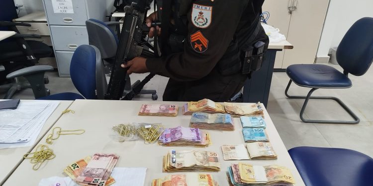 Homem com mandado de prisão por tráfico de drogas é preso em Resende