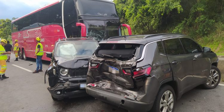 Engavetamento deixa seis feridos na Dutra, em Piraí