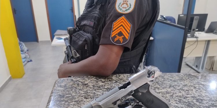 Homem é detido com réplica de pistola em Piraí