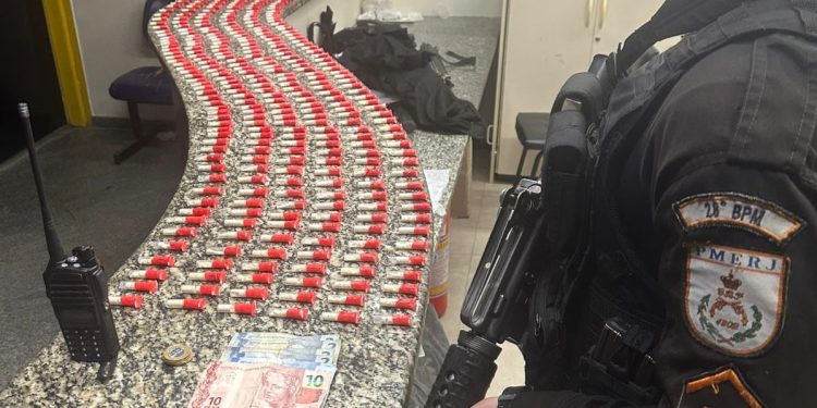 Operação policial em Barra Mansa resulta na prisão de suspeito e apreensão de drogas
