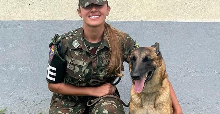 Oficial mulher passa a integrar a Polícia do Exército do Batalhão da AMAN