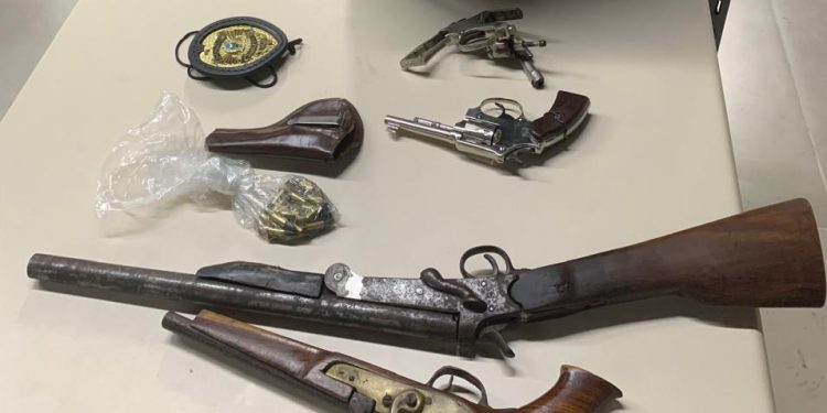 Homem é preso com armas e munições após ameaçar familiares em Resende