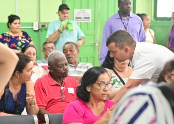 Furlani acompanha atendimento na Farmácia Municipal de Barra Mansa