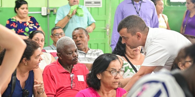 Furlani acompanha atendimento na Farmácia Municipal de Barra Mansa