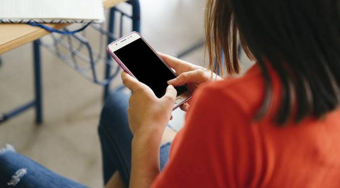 Valença aprova lei que proíbe uso de celulares em escolas públicas e privadas