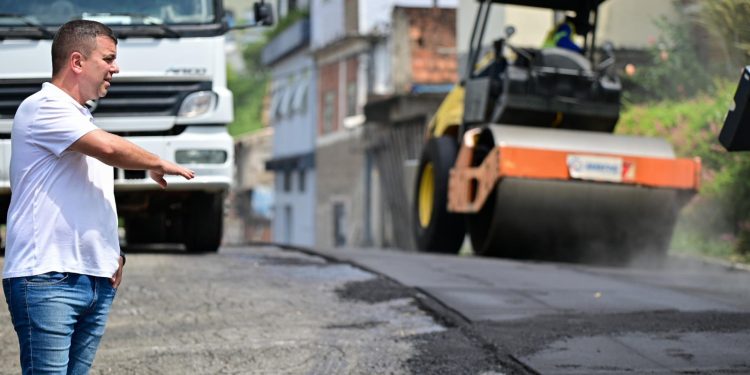 Prefeito de Barra Mansa acompanha serviço de pavimentação no bairro Vista Alegre