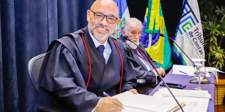 TCE-RJ empossa Márcio Pacheco como presidente