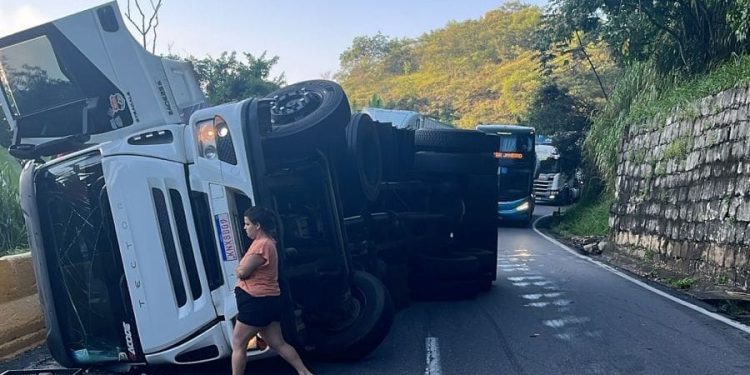 Tombamento de carreta interdita uma das pistas da Serra das Araras, na Dutra