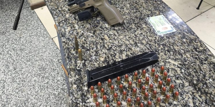 Homem apontado como gerente do tráfico é preso com pistola e munições em Paraty