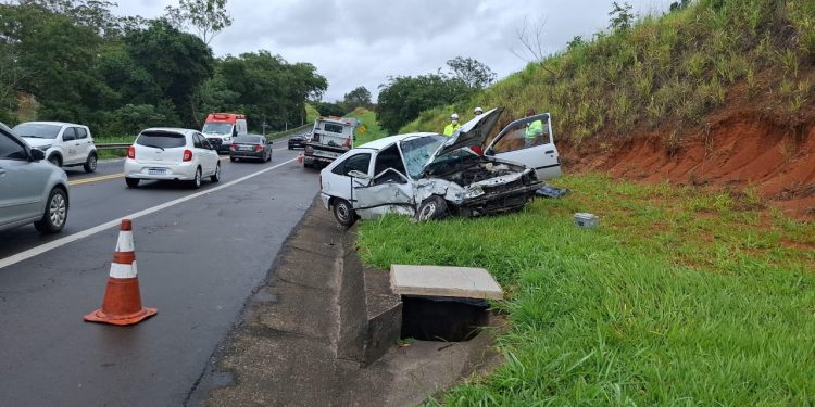 Colisão frontal entre carro e caminhão deixa um morto na br-393, em Barra do Piraí
