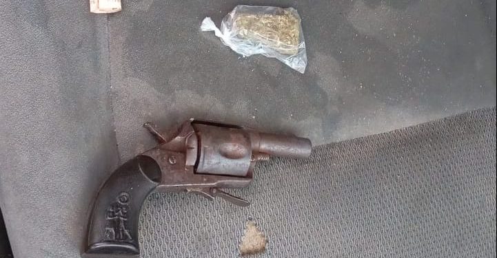 Homem é preso por porte ilegal de arma e drogas após buscar atendimento médico em Resende