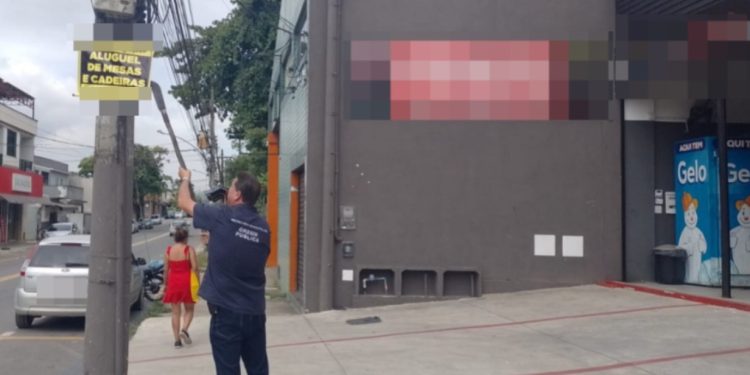 Volta Redonda combate poluição visual e faz a retirada de propagandas irregulares das ruas