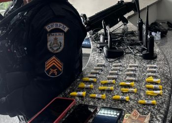 PM prende suspeito de tráfico de drogas e apreende réplica de fuzil em Barra Mansa