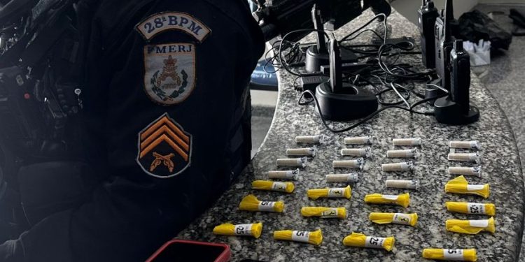 PM prende suspeito de tráfico de drogas e apreende réplica de fuzil em Barra Mansa