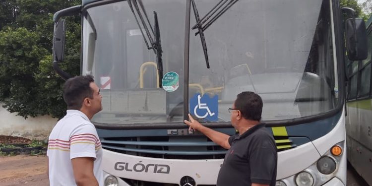 Prefeitura de Valença realiza vistoria de ônibus em empresa de transporte público