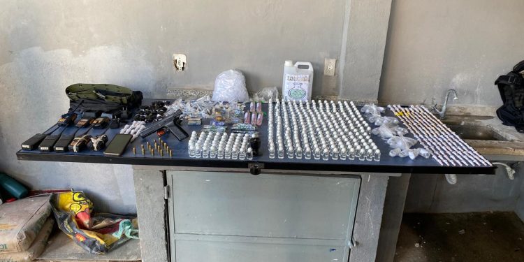 Polícia Militar arma e grande quantidade de drogas no bairro Roma, em Volta Redonda