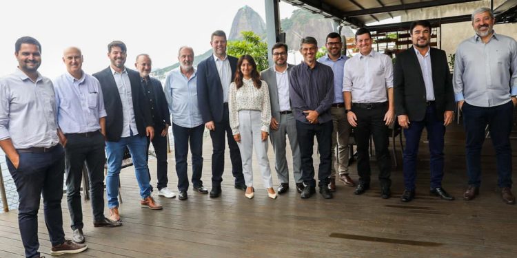Gustavo Tutuca se reúne com prefeitos no Rio de Janeiro