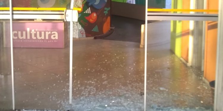 Homem em situação de rua é detido por vandalismo na Secretaria de Cultura de Volta Redonda