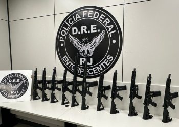Dois homens são presos com 11 fuzis que seriam entregues a facção no Rio