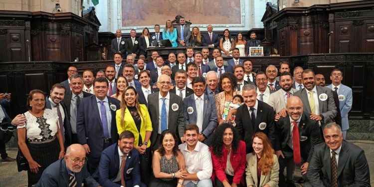 Rodrigo Bacellar é reeleito presidente da Alerj por unanimidade histórica