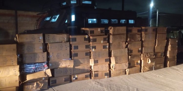 Polícia apreende 120 mil maços de cigarros em galpão em Resende