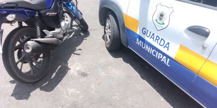 Motociclista de aplicativo é flagrado em moto com restrição criminal em Volta Redonda