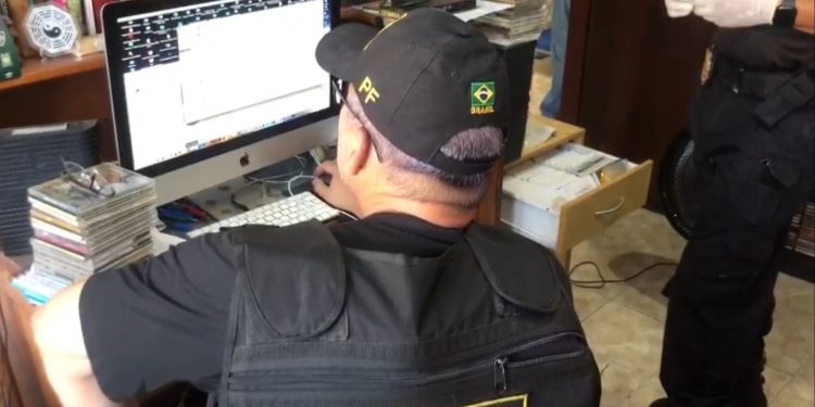 Polícia Federal prende homem de 72 anos por compartilhar material de abuso sexual infantojuvenil