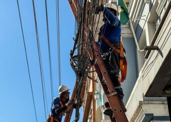 Mais de 28 toneladas de cabos e fios acumulados em postes foram retirados em Barra Mansa