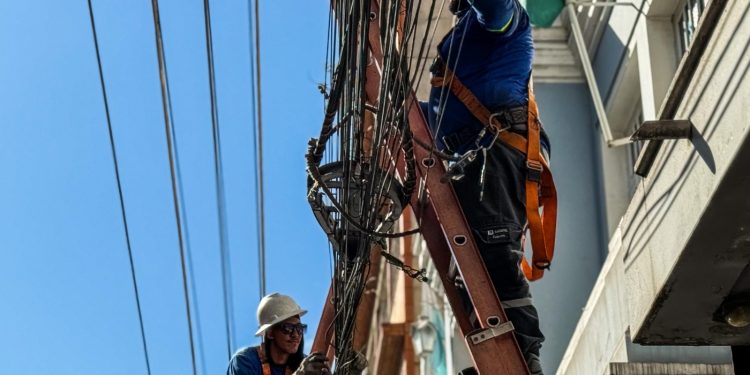 Mais de 28 toneladas de cabos e fios acumulados em postes foram retirados em Barra Mansa