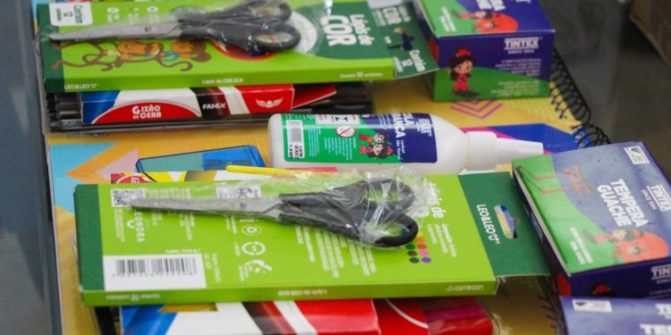 Itatiaia inicia entrega de kits escolares para alunos da rede municipal de ensino