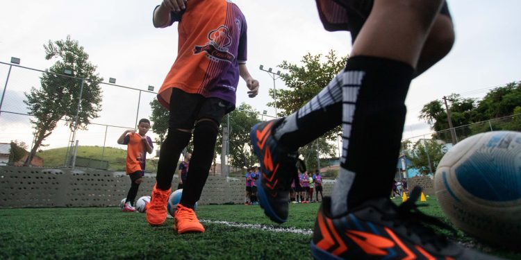 Volta Redonda ganha campo de grama sintética reformado pelo projeto ‘Jogando Junto’