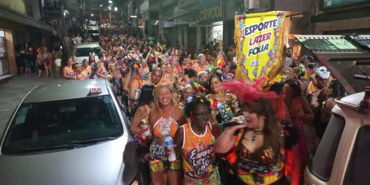 Bloco da Terceira Idade arrasta foliões ao centro de Valença