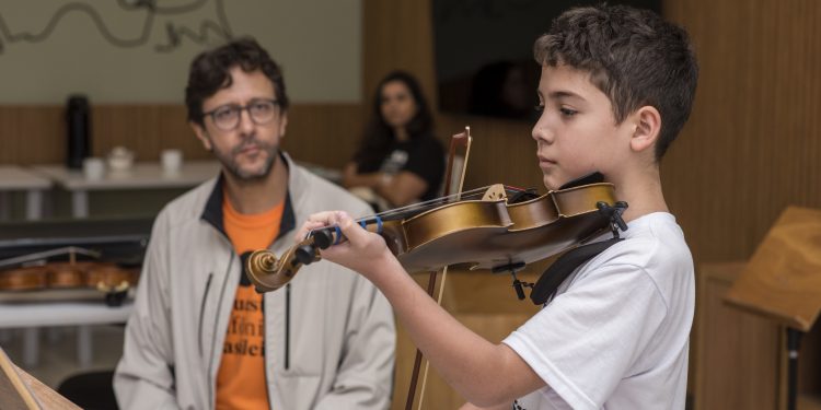 Músicos da Orquestra Sinfônica Brasileira ministram aulas em Volta Redonda