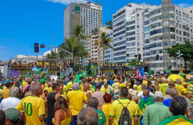 Em ato no Rio de Janeiro, Bolsonaro afirma que não fugirá do país