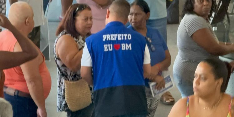 Prefeito Furlani atende população que busca regularizar o IPTU em Barra Mansa