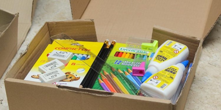 Volta Redonda entrega kits escolares para alunos da rede municipal