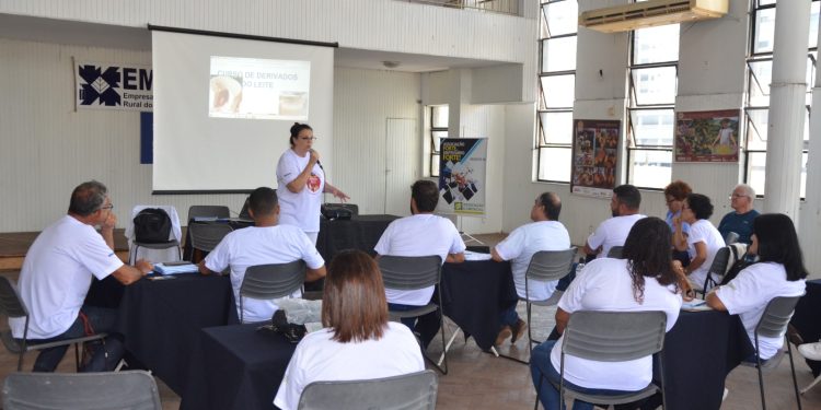 Emater e Aciap de Volta Redonda promovem curso sobre derivados do leite