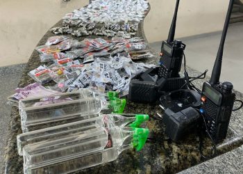 Denúncia sobre tráfico de drogas leva a prisão de dois homens e apreensão de drogas em Angra dos Reis
