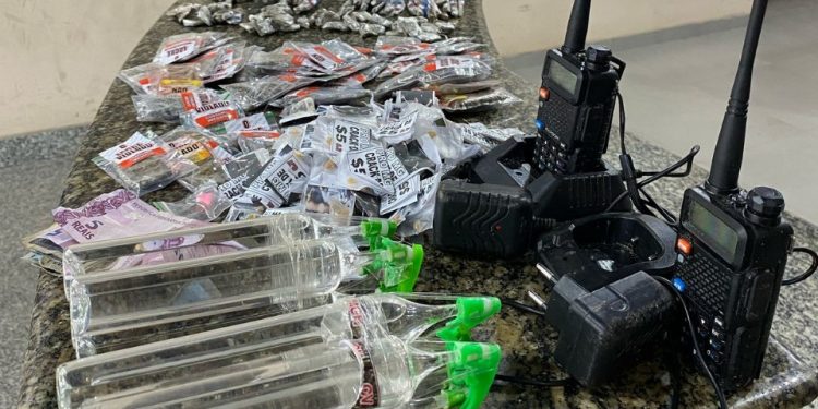Denúncia sobre tráfico de drogas leva a prisão de dois homens e apreensão de drogas em Angra dos Reis