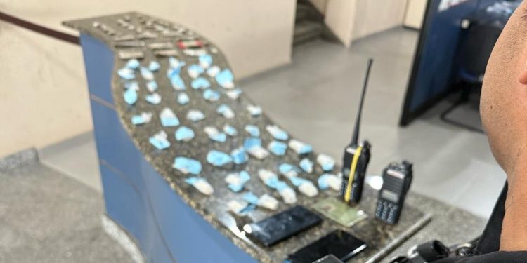 Polícia Militar prende dois homens por tráfico de drogas em Angra dos Reis