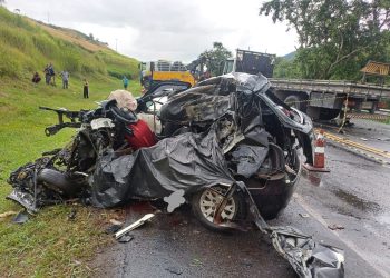 Acidente na BR-393 deixa um morto após colisão entre carro e dois caminhões