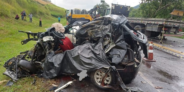 Acidente na BR-393 deixa um morto após colisão entre carro e dois caminhões
