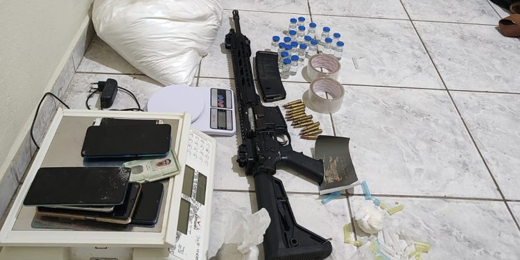 Três suspeitos são presos com fuzil e drogas em Porto Real