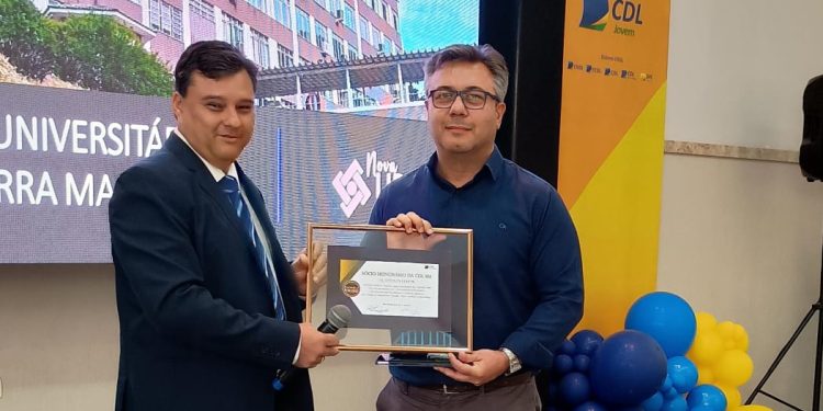 Reitor da Nova UBM é condecorado com título de Sócio Honorário da CDL BM