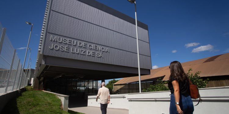 Prefeito Neto e secretário de Estado de Infraestrutura visitam instalações do Museu da Ciência de Volta Redonda