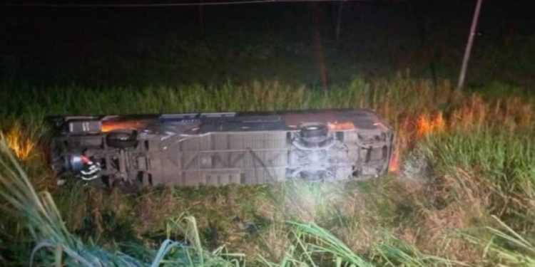 Dutra: Ônibus cai em ribanceira e deixa 26 feridos e um morto em São Paulo