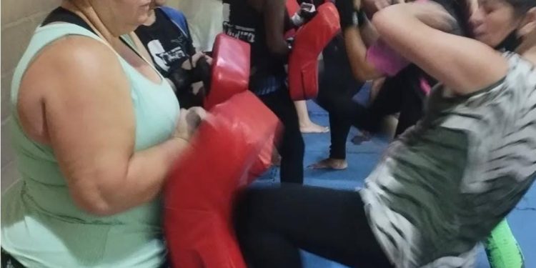 Volta Redonda oferece aulas de defesa pessoal para mulheres