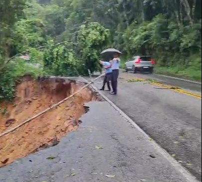 Deslizamento de terra leva parte da RJ-155 próximo ao Distrito de Lídice